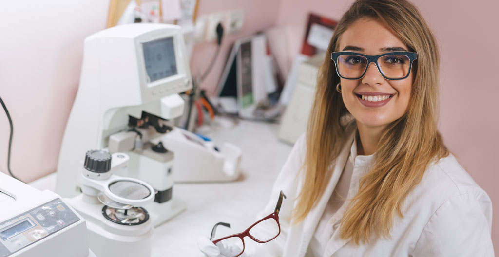 Opticien vérifiant l'angle pantoscopique d'une monture pour verres progressifs
